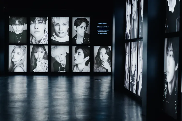 展覽集結BTS、TWICE、SEVENTEEN、ENHYPEN、 NCT 127、NCT DREAM、Stray Kids、TOMORROW X TOGETHER共63位偶像。寬宏藝術提供