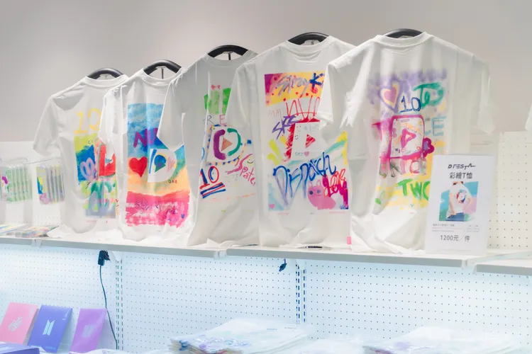現場販售偶像親手彩繪的限量T恤。寬宏藝術提供