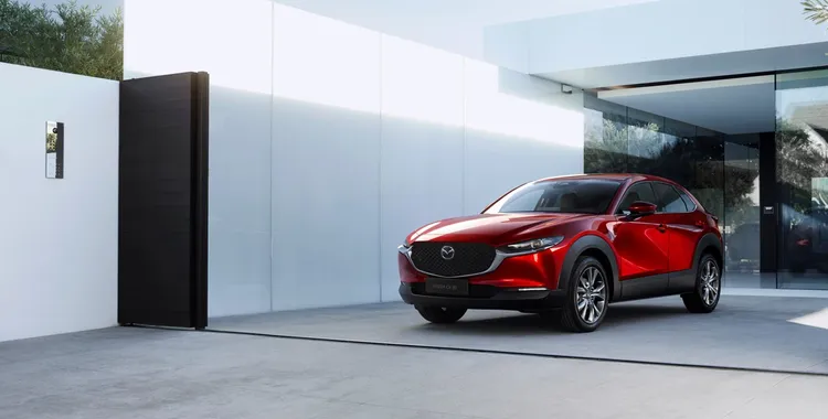 MAZDA CX-30 此次於入門車型 20S Ace Edition 及 20S Premium，限時標配能支援智慧型手機導航指引的前擋投影式全彩 HUD。業者提供