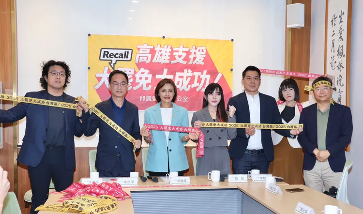 現場也拉起大罷免大成功的布條，以抵抗國民黨在全台買下多幅廣告看板。記者莊宗達攝