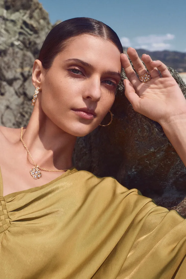 Buccellati，承襲文藝復興時期精湛的金工藝術，近來帶來全新「Precious Circle」圈形耳環系列，將圓圈的雋永魅力，巧妙融入Buccellati四大經典系列