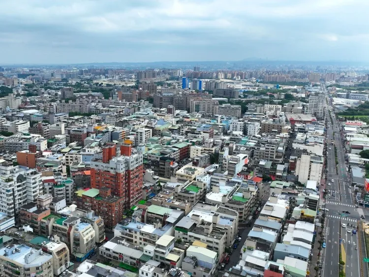 永慶房產集團統計2025年第一季全台前十中古屋交易熱區，桃園市中壢區第一季交易量高達416件，位居第一。永慶房產集團提供