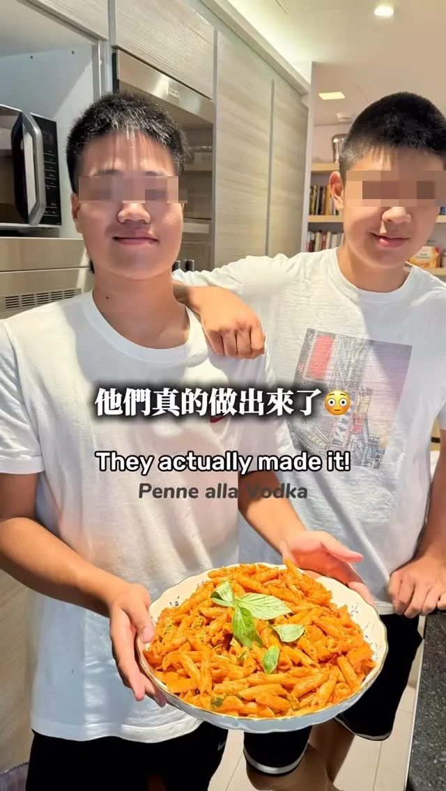 連定捷（右）與友人一起煮義大利筆管麵。翻攝蔡依珊IG