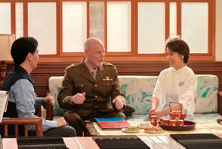 黃瑄（右）造型華麗。台視提供