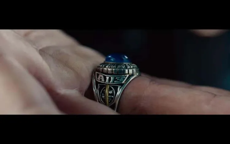 8.《鬼影行動》中領便當的探員手上戴著刻「A113」的戒指。