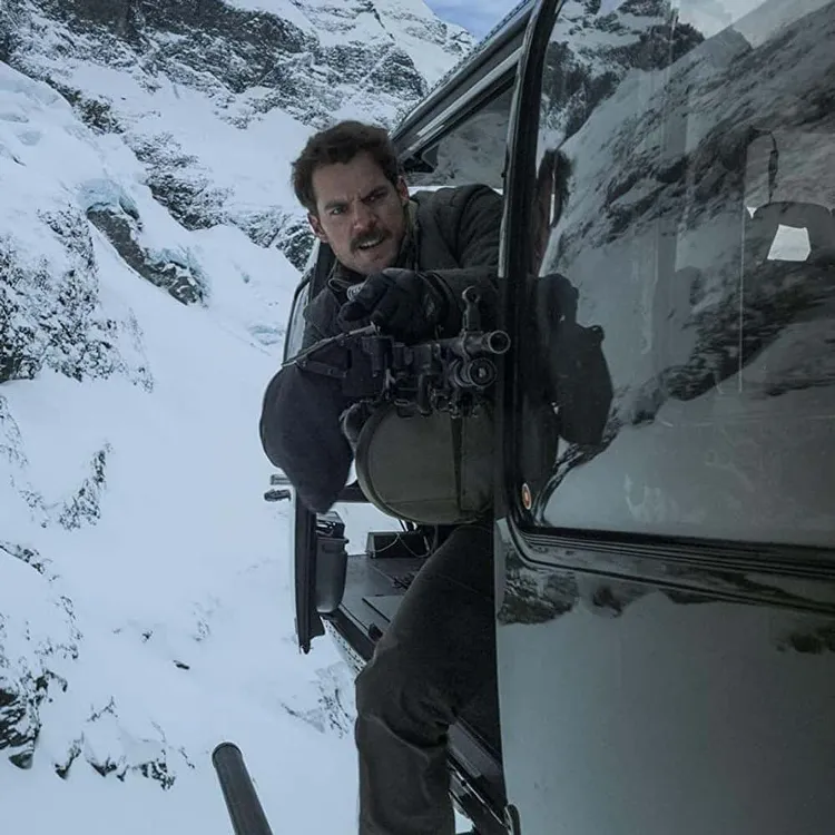 亨利卡維爾在《全面瓦解》飾演變節的反派，與阿湯哥在片尾有一場精彩刺激的大對決戲。