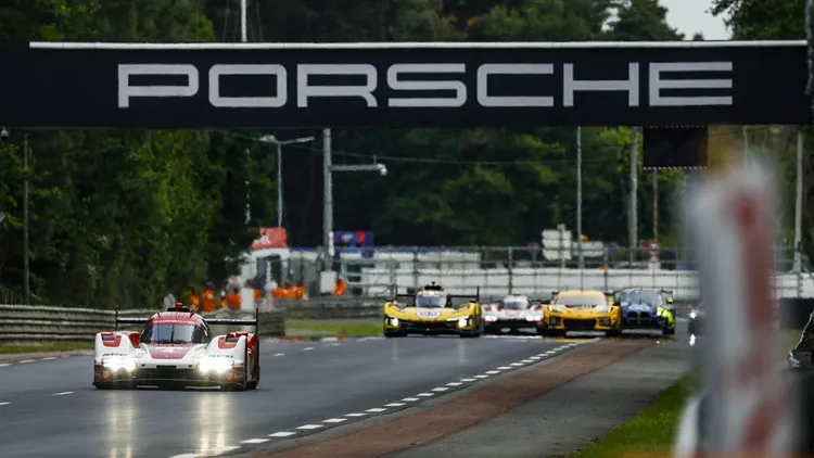 Porsche Penske Motorsport 廠隊充分利用兩場各三小時的測試時段，針對三部 695 PS（511 kW）的 Porsche 963 混合動力原型賽車進行設定與調校。原廠照片