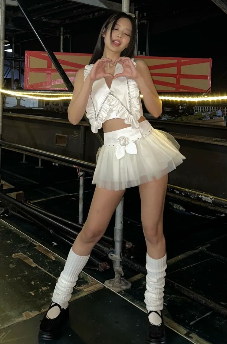 Jennie以紗裙、泡泡襪搭配Rockfish Weatherwear黑色款瑪莉珍鞋。品牌提供