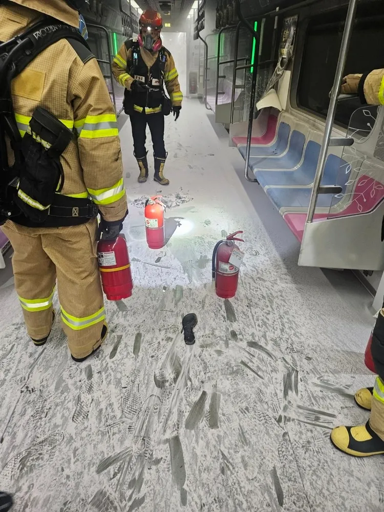 消防人員撲滅火勢。翻攝自MBNNEWS