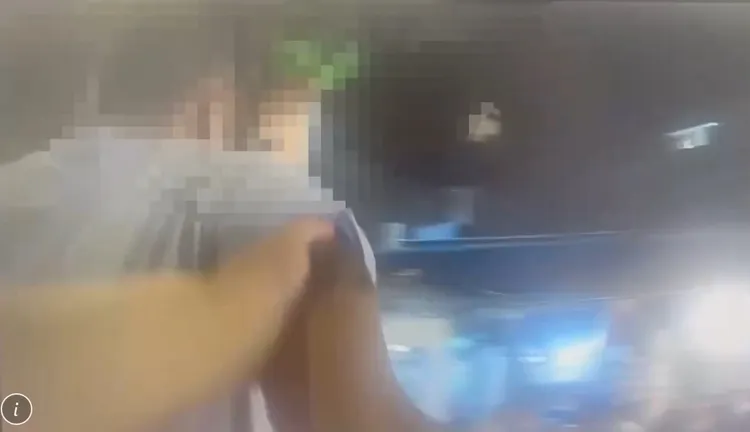 賓士男不滿警員取締違規，大聲嗆聲「安怎啦(台)」，還作勢攻擊，遭到當場逮捕，車上也搜出毒品。翻攝畫面