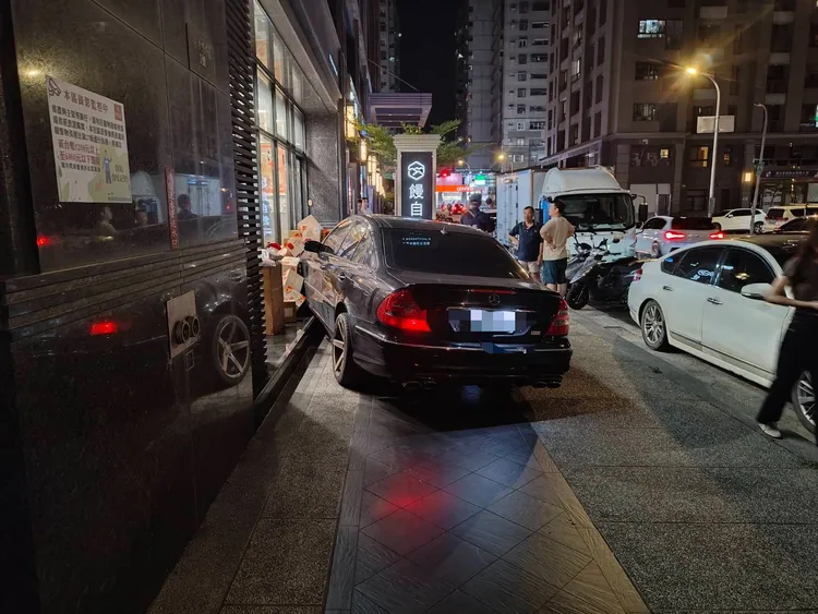 賓士車衝撞饅頭媽店面，駕駛棄車逃逸。民眾提供