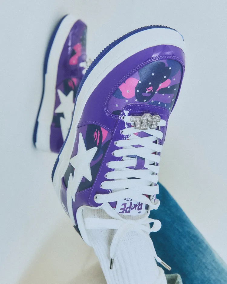 BAPE STA「COLOR CAMO Purple」聯名鞋搭配專屬銀色「JJL」鞋扣，完全是粉絲必收藏的單品。品牌提供