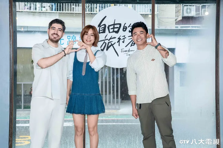圖佳（左）自爆7年來都在努力追求莎莎（中），右為融融。八大提供