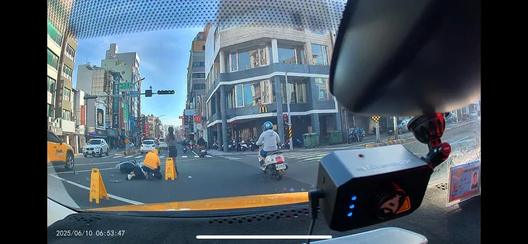 路人及麥當勞店經理關心傷勢，意外成為「嬌點」。網友huan19860723授權提供