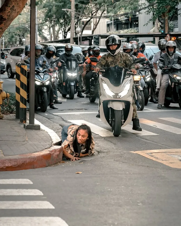 蘿絲爬出排水孔。翻攝自IG @iammrthirty