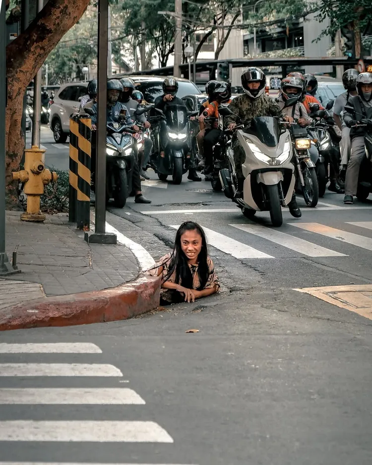 蘿絲與攝影男子對視。翻攝自IG @iammrthirty