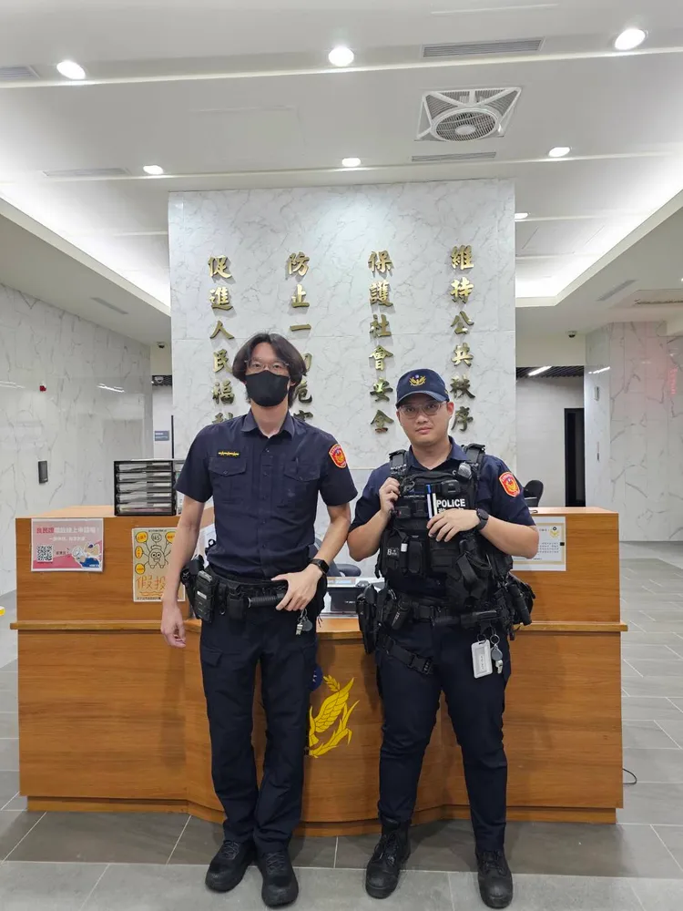 及時阻止憾事發生的信義分局福德街派出所警員閻晁瑋、吳楚元（左起)。翻攝畫面