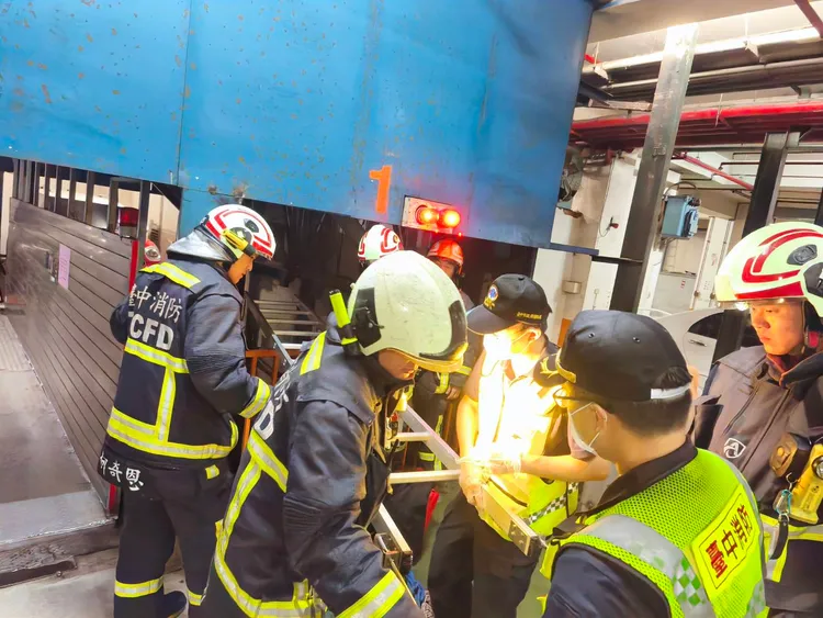 年約60歲的男子不慎跌落機車停車位下方，被消防人員救出。民眾提供