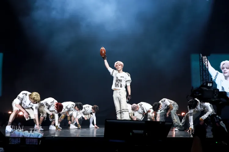 &TEAM演唱《Dropkick》前，MAKI帥氣接下工作人員丟的橄欖球開歌。KKLIVE提供