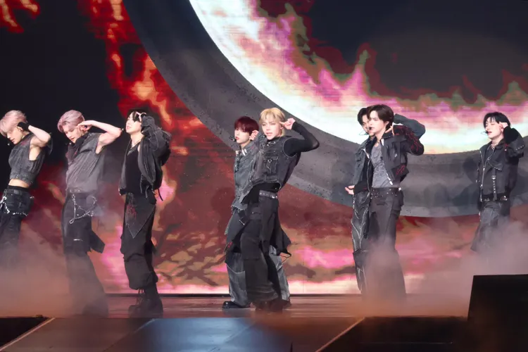 王奕翔（中）教隊友唱《月亮代表我的心》。莊宗達攝