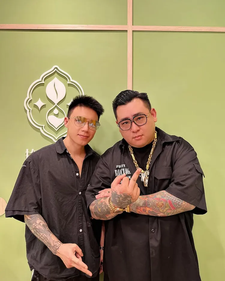 蹦闆（右）減肥前與Toyz合照。翻攝蹦闆IG