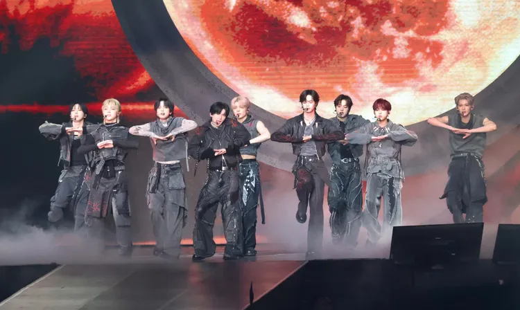 FUMA（左起）、NICHOLAS王奕翔、TAKI、YUMA、MAKI、K、EJ、HARUA、JO上周五在南港展覽館熱力開唱。莊宗達攝