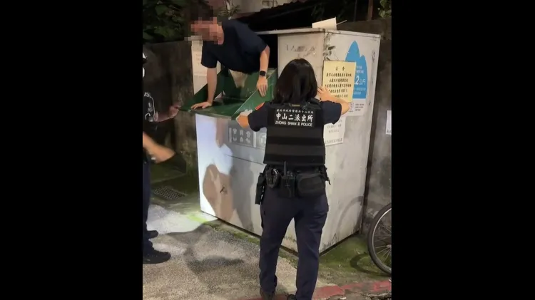 男子因恐慌症發作躲進回收箱休息。翻攝自wade666_2.0new