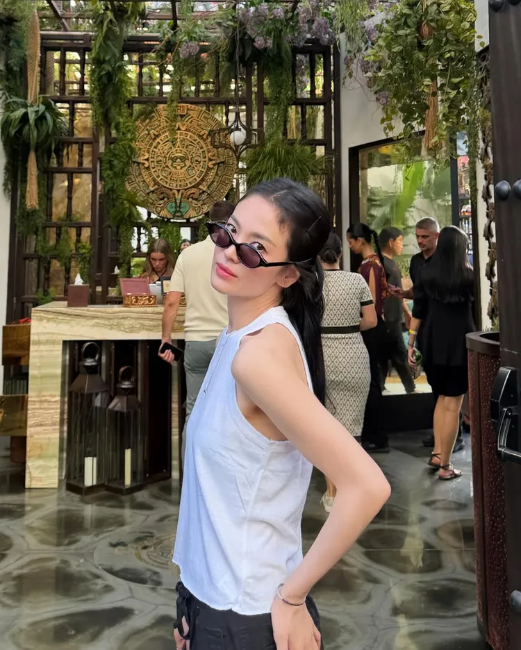 宋慧喬以休閒背心搭上墨鏡。翻攝IG