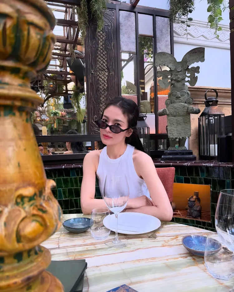 宋慧喬以休閒背心搭上墨鏡。翻攝IG