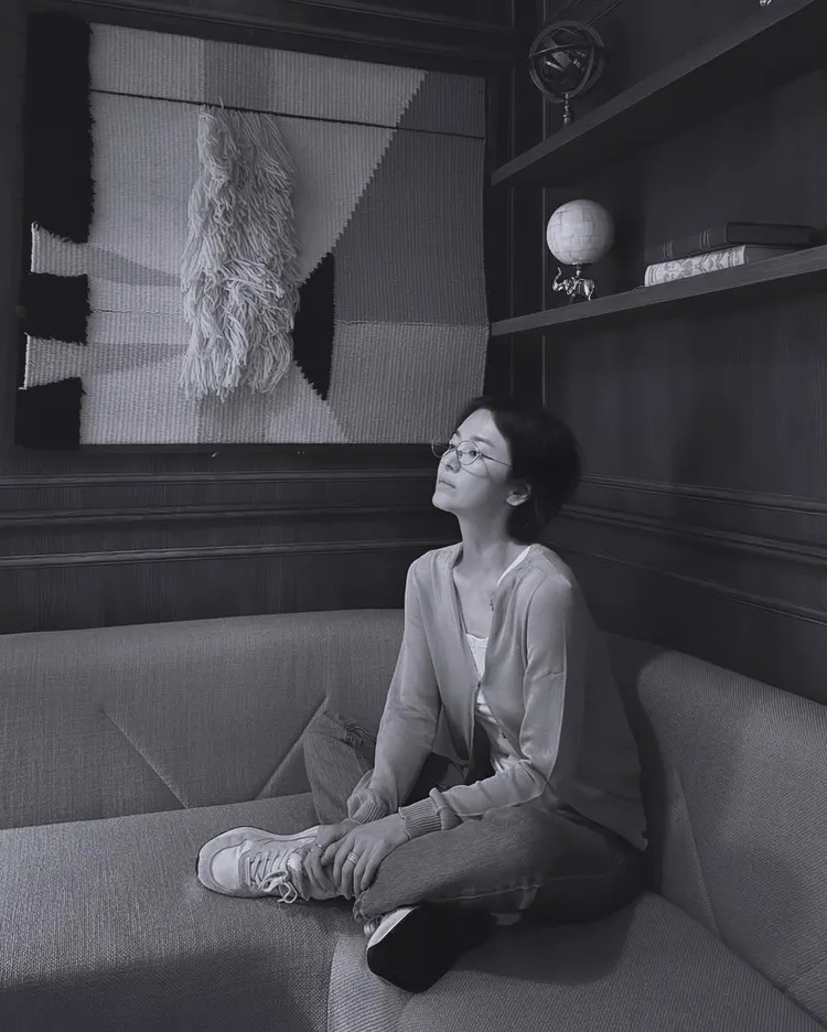 宋慧喬近日熱衷眼鏡造型。翻攝IG