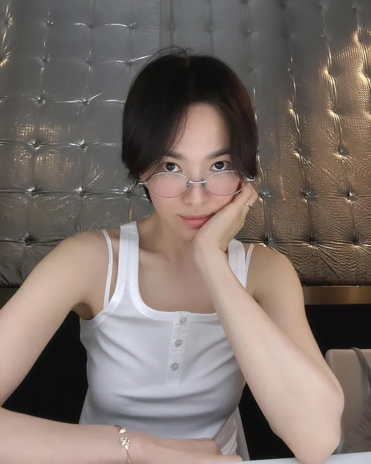 宋慧喬近日熱衷眼鏡造型。翻攝IG