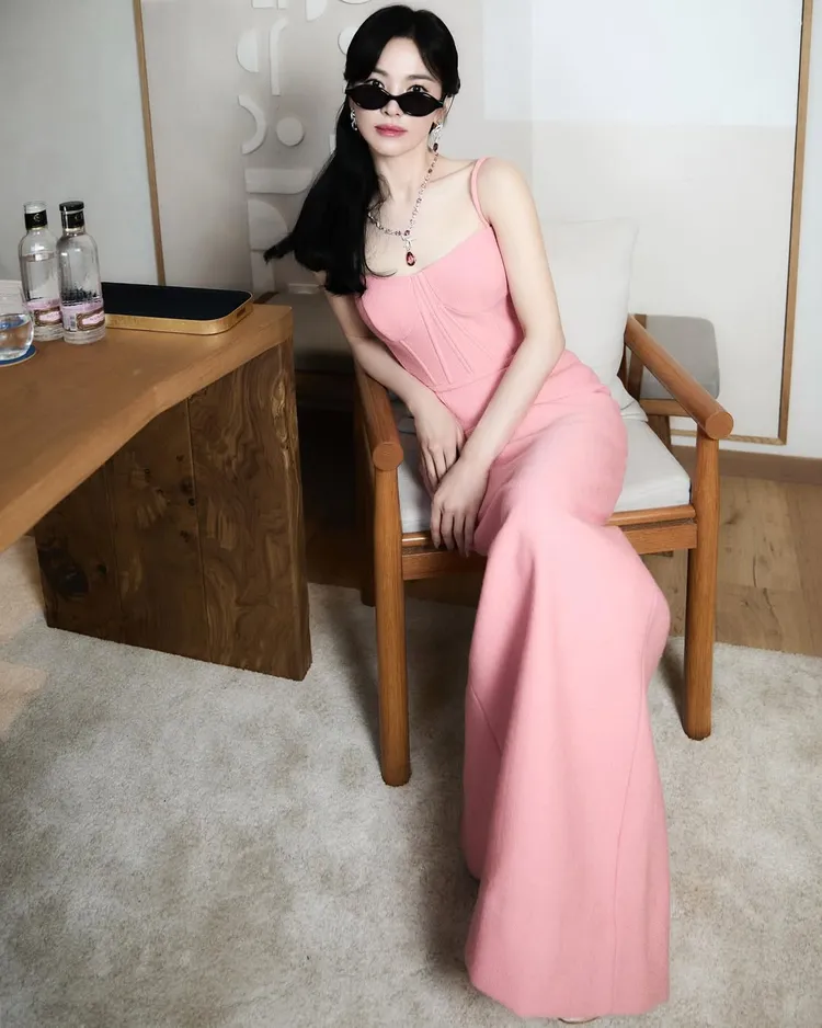 宋慧喬出席CHAUMET活動，也以禮服搭配墨鏡。翻攝IG