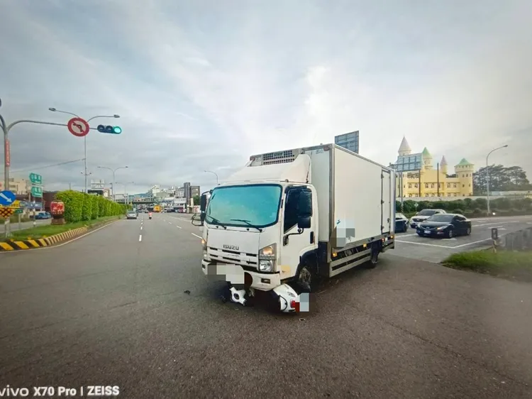 事故發生在苗栗公館鄉台6線與公館交流道路口。民眾提供