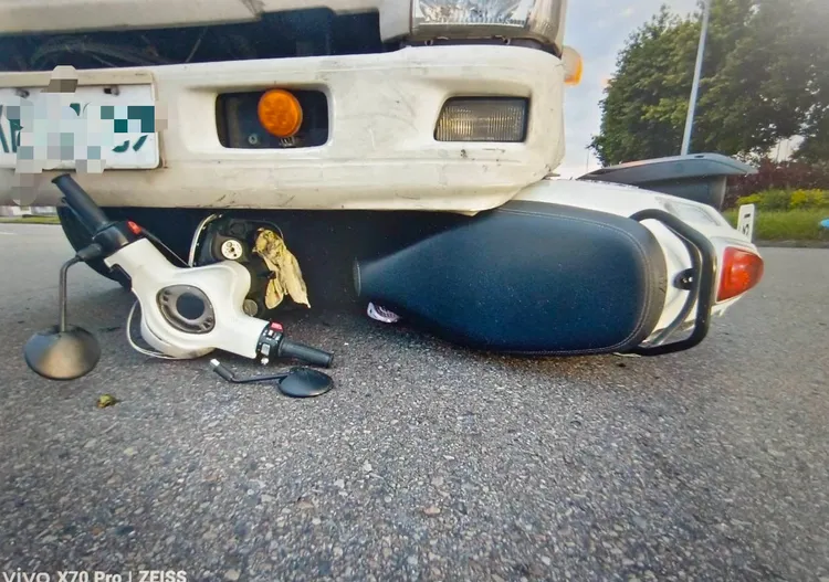 葉姓老婦機車卡在小貨車底下。民眾提供