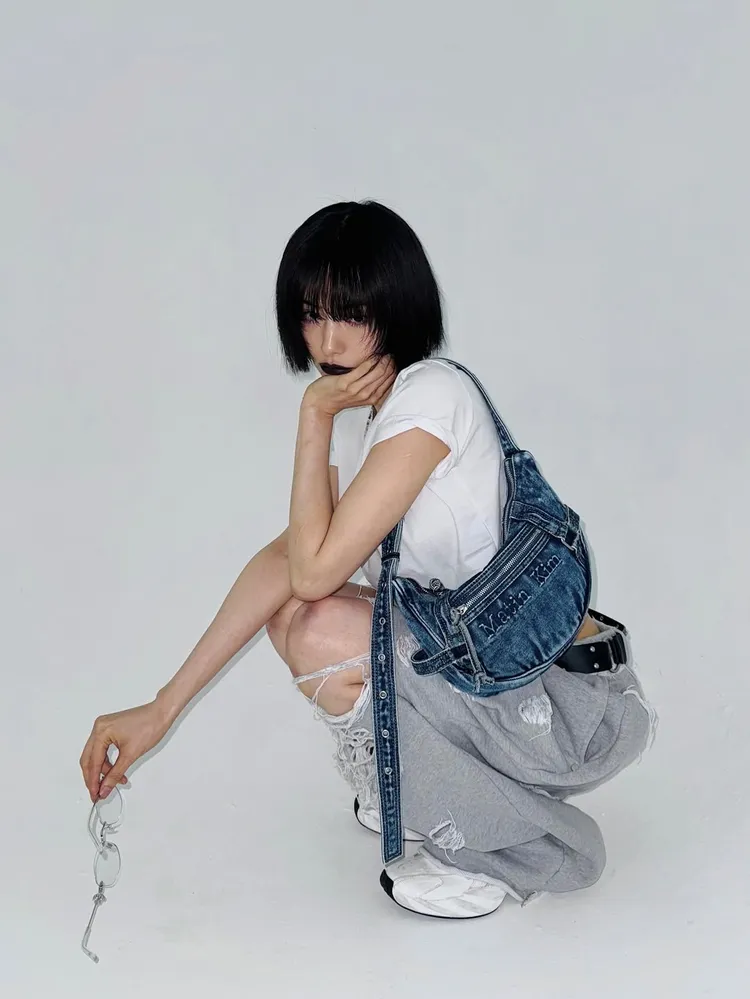 Nana以「大黑唇」展現個性風格。翻攝Nana IG