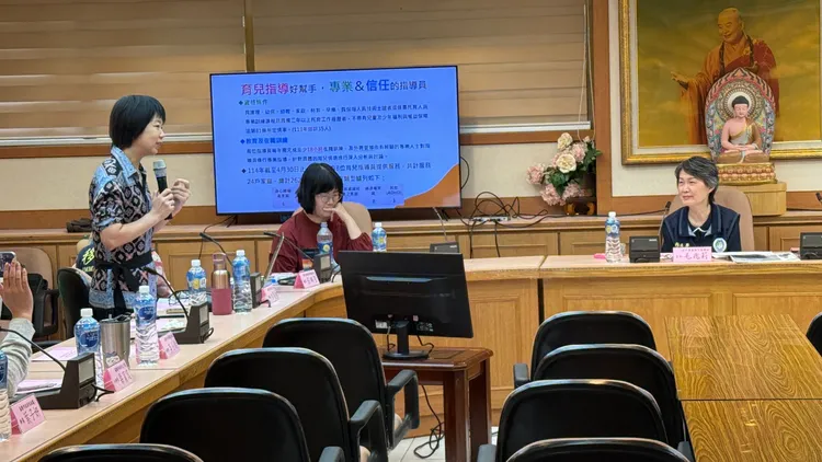 基隆市政府兒童及少年事務處林麗蟬處長說明「新住民育兒指導到你家」方案。基隆市服務站提供