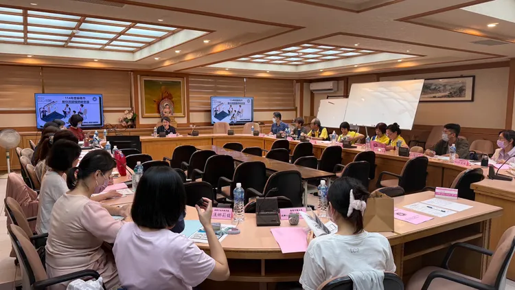 基隆市服務站主任毛兆莉主持新住民關懷網絡會議。基隆市服務站提供