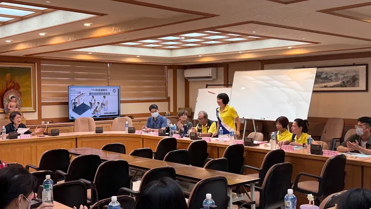 新住民多元文化發展協會趙玉珍理事長向與會夥伴業務交流。基隆市服務站提供