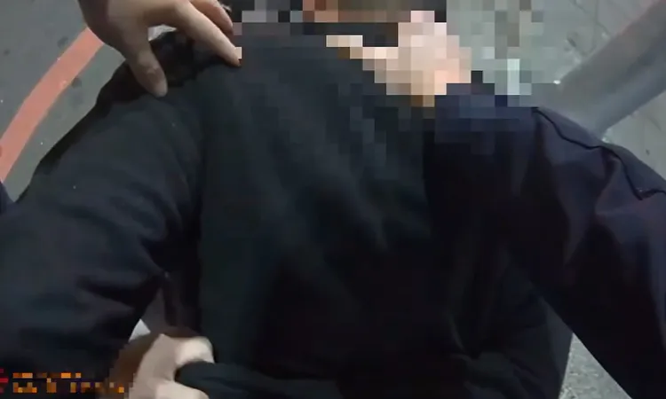 警方將鄭男壓制。警方提供