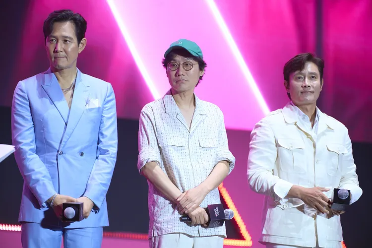 導演黃東赫（中）曾表示第3季重點在李政宰（左）與李秉憲的對決。Netflix提供