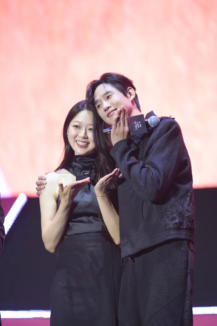 朴成焄（右）、金施恩第2季情同姊妹。Netflix提供