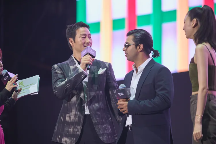 朴海秀（左）第1季曾背叛Tripathi Anupam。Netflix提供