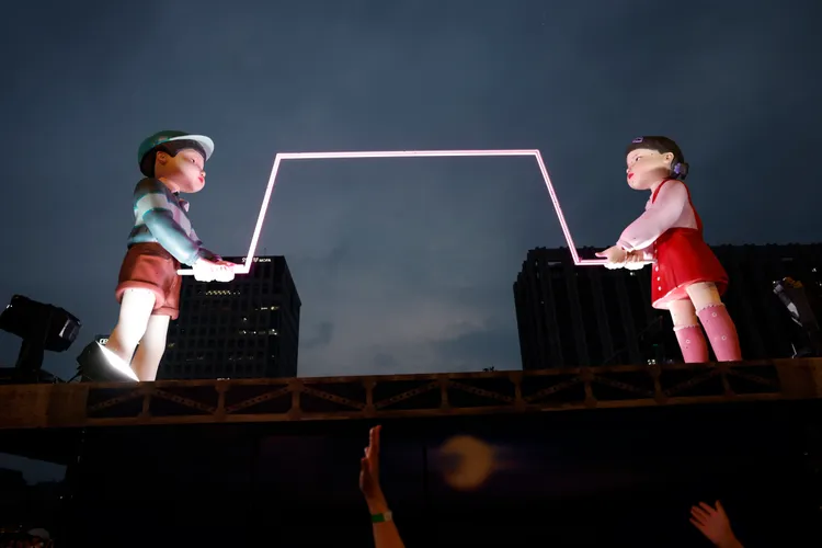 現場擺設仿劇中巨型英熙與哲秀娃娃把關的終極跳繩。Netflix提供