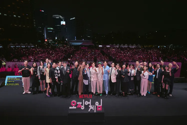 金範來（左起）、金施恩、元志安、李陣郁、朴圭瑛、李誓環、魏嘏雋、T.O.P、全錫晧、姜河那、任時完、李秉憲、導演黃東赫、李政宰、盧載沅、李大衛、蔡菊姬、曹柔里、朴海秀、鄭好娟、康愛心、金姝怜、Tripathi Anupam、朴成焄、李瑜美及梁東根一字排開，場面浩大。Netflix提供