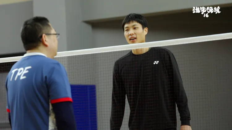 周天成驚喜現身球場與受訪家庭進行友誼賽。公視提供