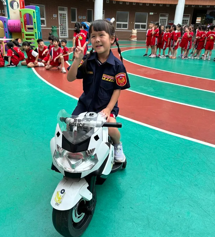 小警察著警察衣服騎警車。大園警分局提供