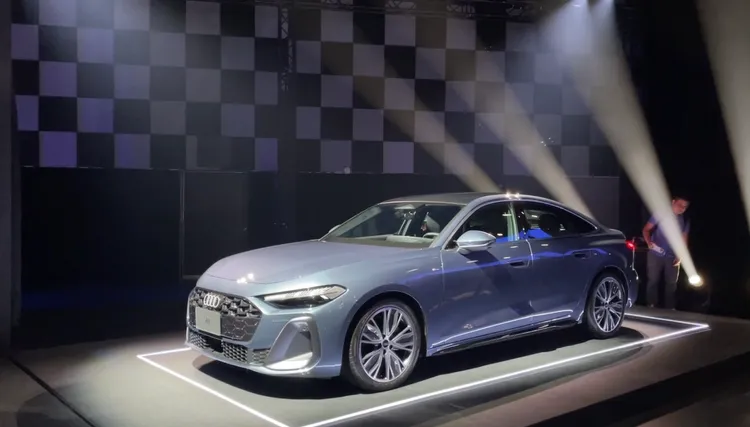 A5 Sedan 以低重心、流線化的都會轎跑姿態呈現，車長達 4,829 毫米，軸距 2,892 毫米，展現出優雅大器的比例。林浩昇攝