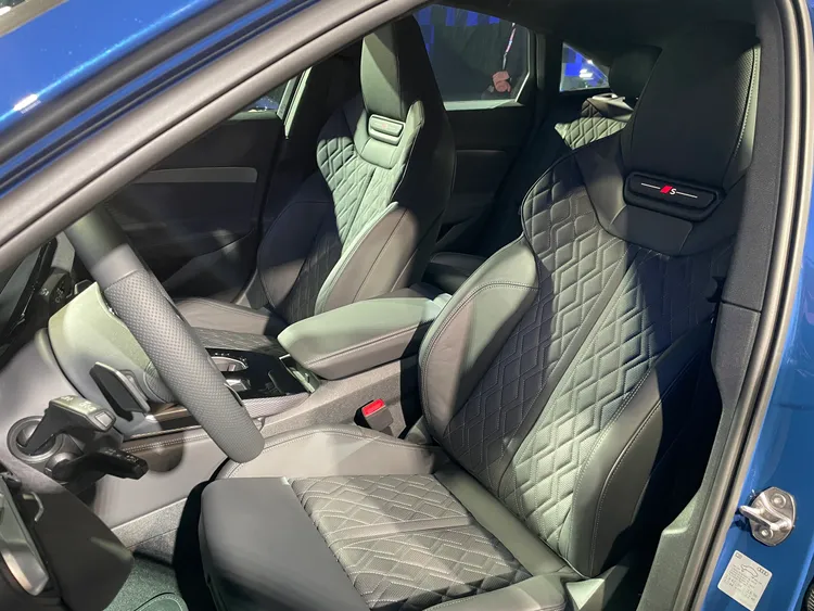 全車系都配置跑車座椅，並選用全新 Cascade 高品質環保材質，兼顧觸感與永續理念。林浩昇攝