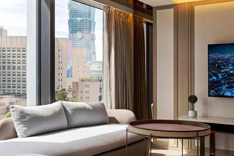 入住專案指定房型「景觀豪華客房」，坐擁城市燈火與遼闊視野，欣賞台北101大樓。瀚寓酒店提供