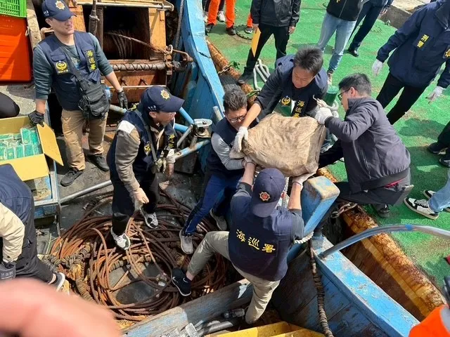 警方和海巡搬運被查獲的毒品。新竹地檢署提供